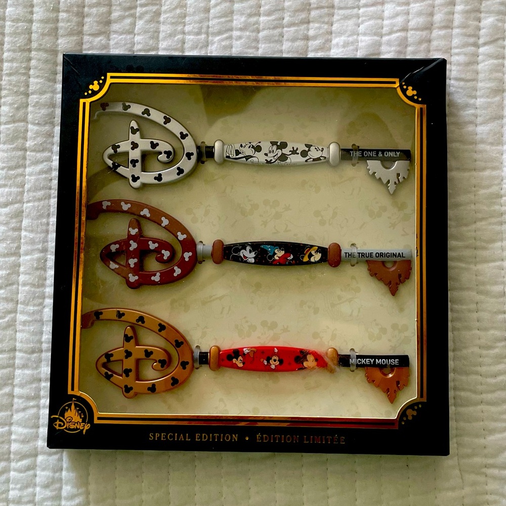 New in packaging Disneyland Mickey Collectible keys